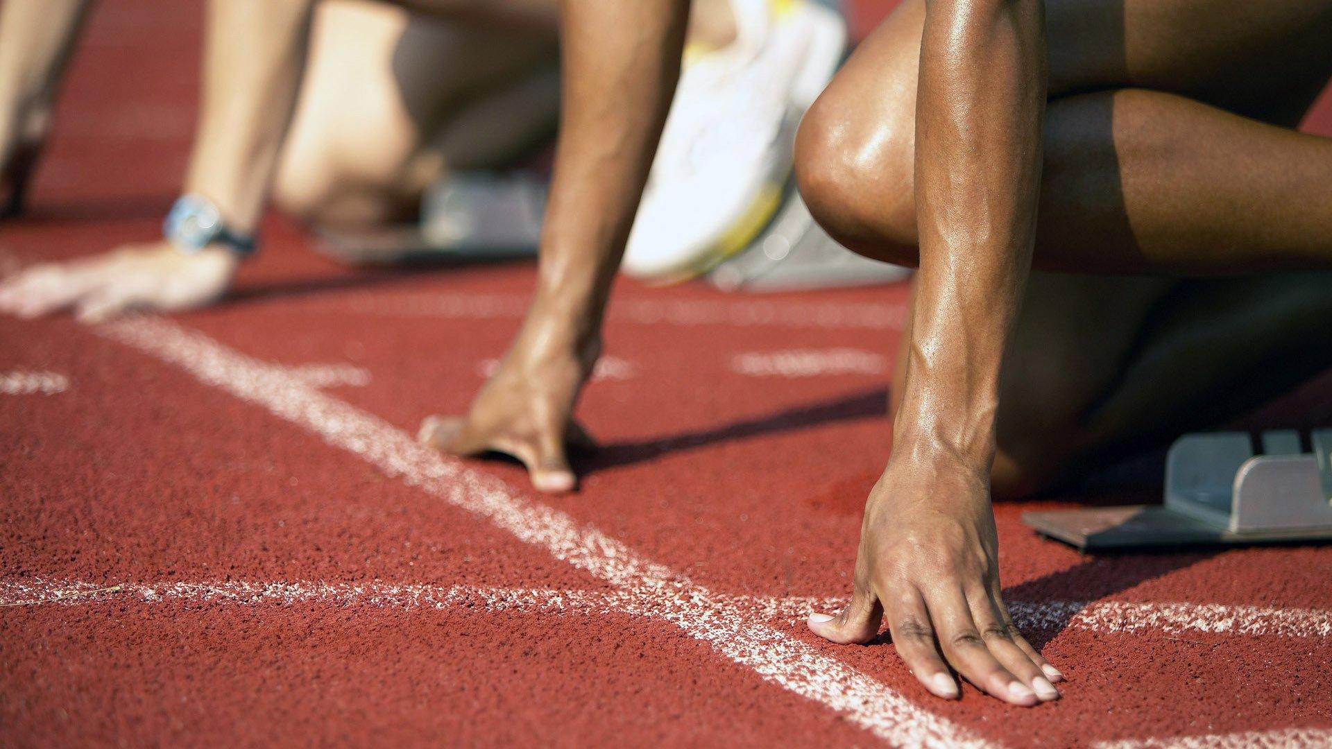 赛场重逢温情洋溢 字母哥利拉德赛前热络叙旧引关注